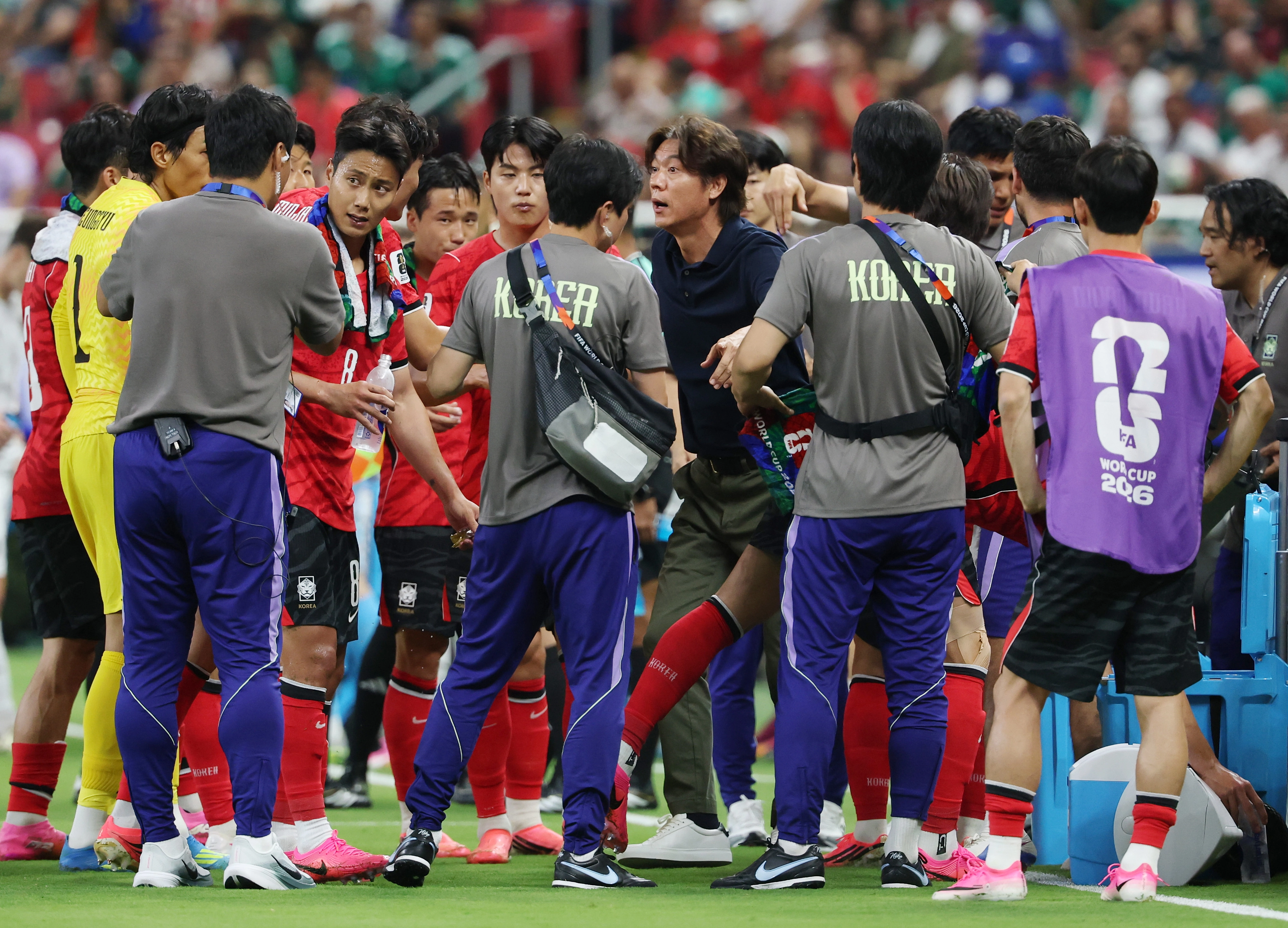 홍명보 축구대표팀 감독이 12일(한국시간) 멕시코 사포판 과달라하라 스타디움에서 열린 2026 북중미 월드컵 A조 1차전 한국과 체코의 경기 도중 하이드레이션 브레이크 때 작전을 지시하고 있다. 2026.6.12 사포판 연합뉴스