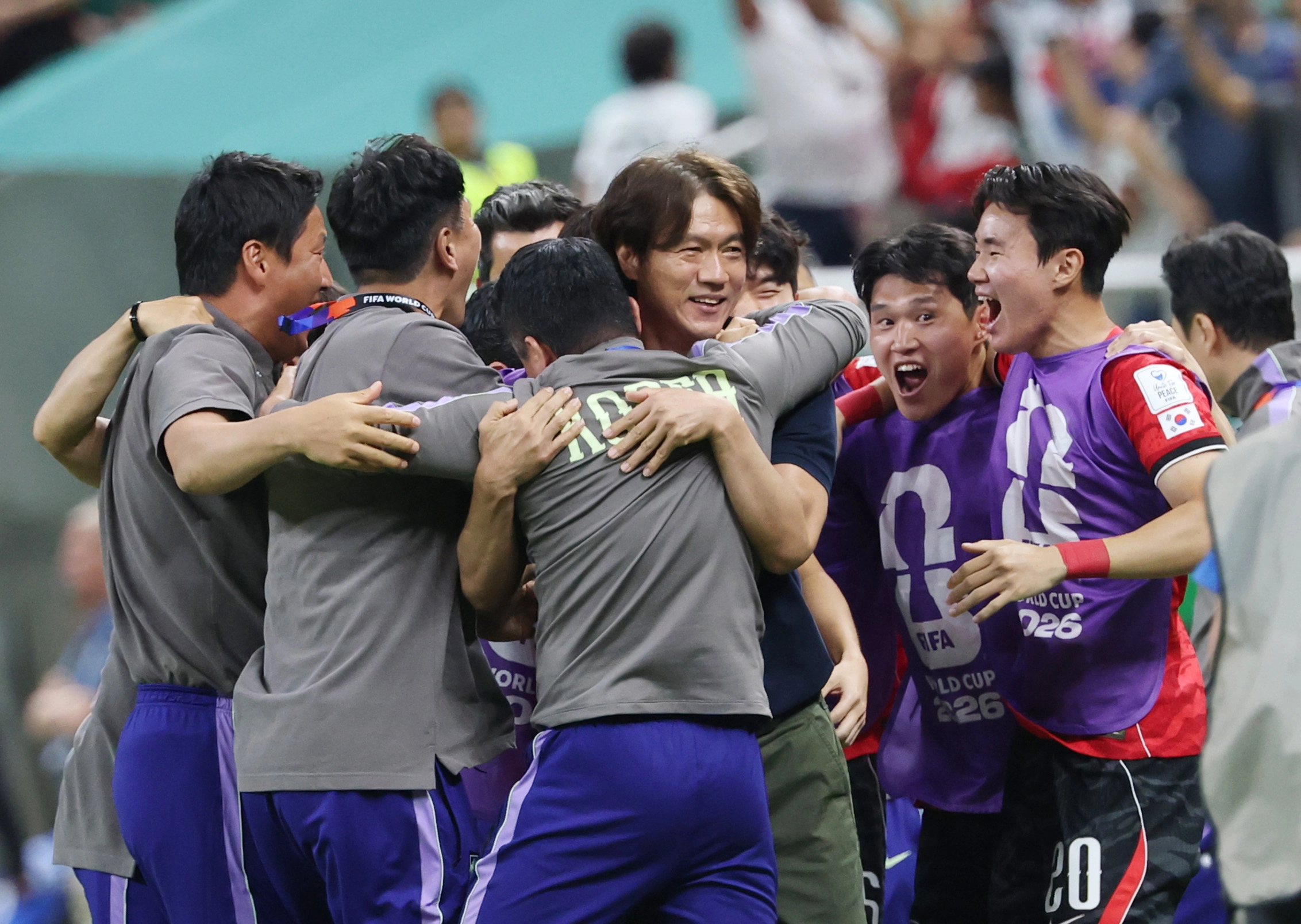 홍명보 축구 국가대표 감독이 12일(한국시간) 멕시코 할리스코주 사포판 과달라하라 스타디움에서 열린 체코와의 2026 북중미월드컵 A조 1차전을 승리한 뒤 코치, 선수들과 얼싸안고 기뻐하고 있다. 2026.6.12 사포판 연합뉴스
