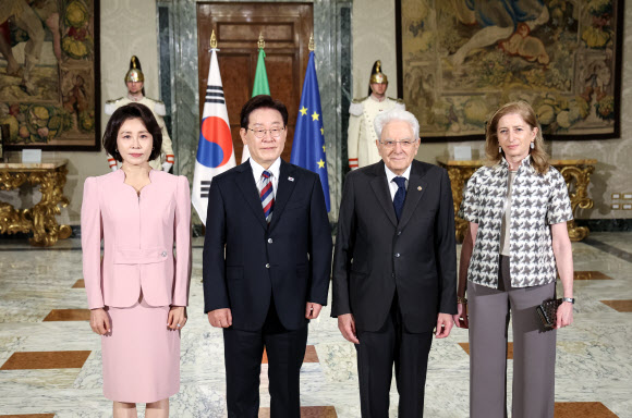 이재명 대통령 부부가 11일(현지시간) 이탈리아 로마 대통령궁에서 열린 국빈방문 환영식을 마친 뒤 세르지오 마타렐라 대통령과 영애인 라우라 마타렐라 여사와 기념 촬영을 하고 있다. 2026.6.11 연합뉴스