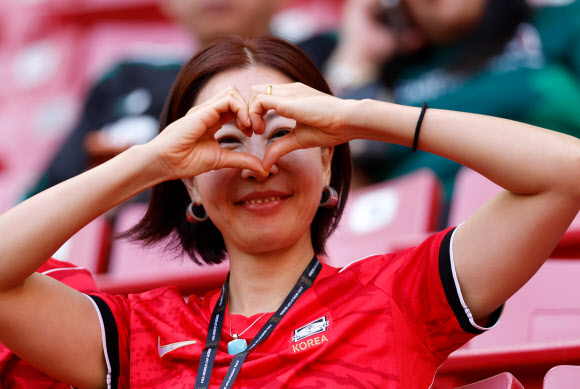 한국팬이 11일(현지시간) 멕시코 과달라하라 스타디움에서 열리는 ‘2026 북중미 월드컵’ A조 한국과 체코의 경기를 기다리고 있다. AFP 연합뉴스
