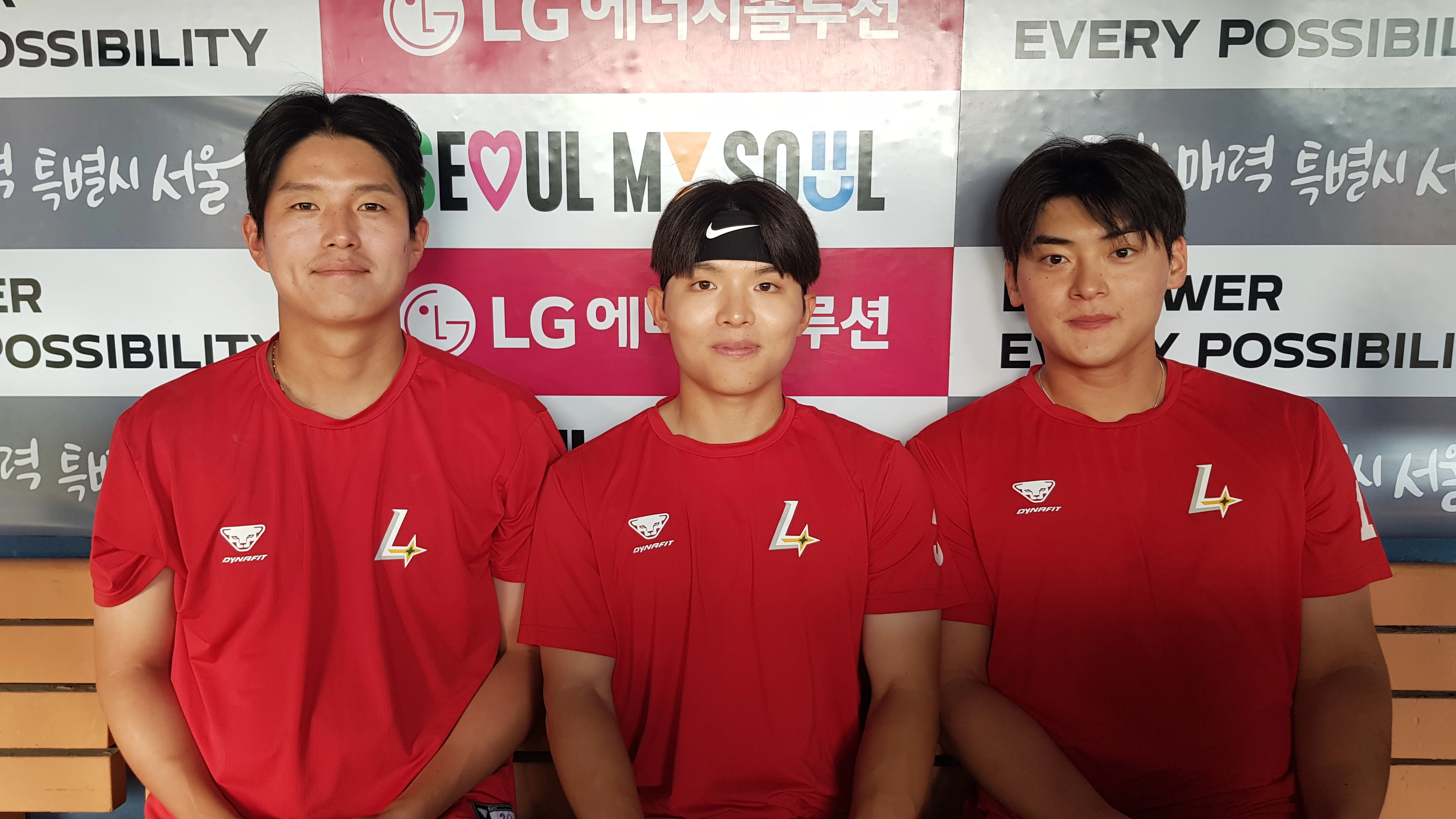 2026 아이치·나고야아시안게임 국가대표로 발탁된 SSG 랜더스 조형우(왼쪽부터), 정준재, 조병현이 11일 서울 잠실구장에서 취재진과 만나 기념사진을 찍고 있다. 2026.6.11 류재민 기자