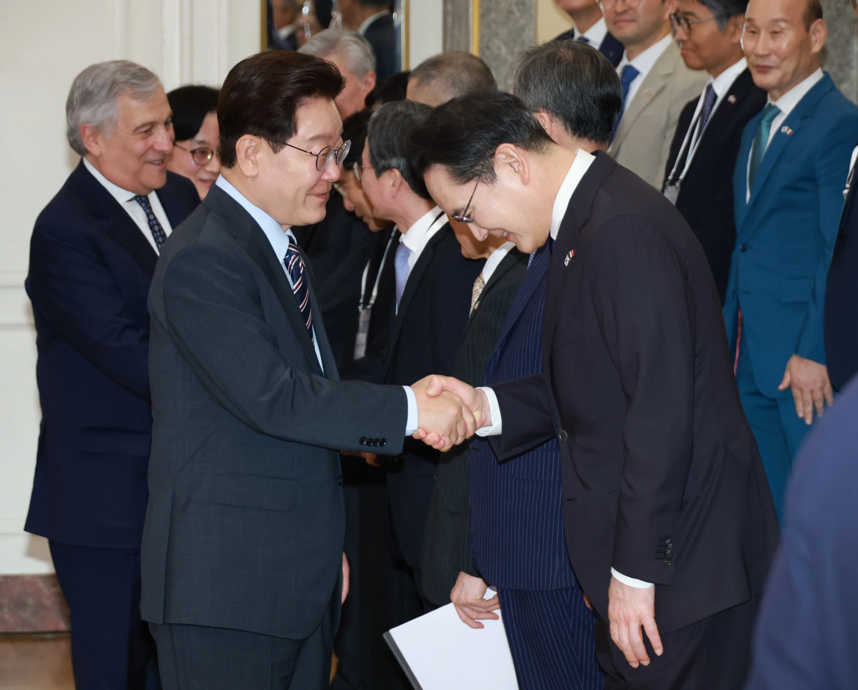 인사 나누는 이재명 대통령·이재용 회장  이재명 대통령과 이재용 삼성전자 회장이 12일(현지시간) 이탈리아 로마 한 호텔에서 열린 비즈니스 라운드테이블에서 인사를 나누고 있다.
로마 뉴스1