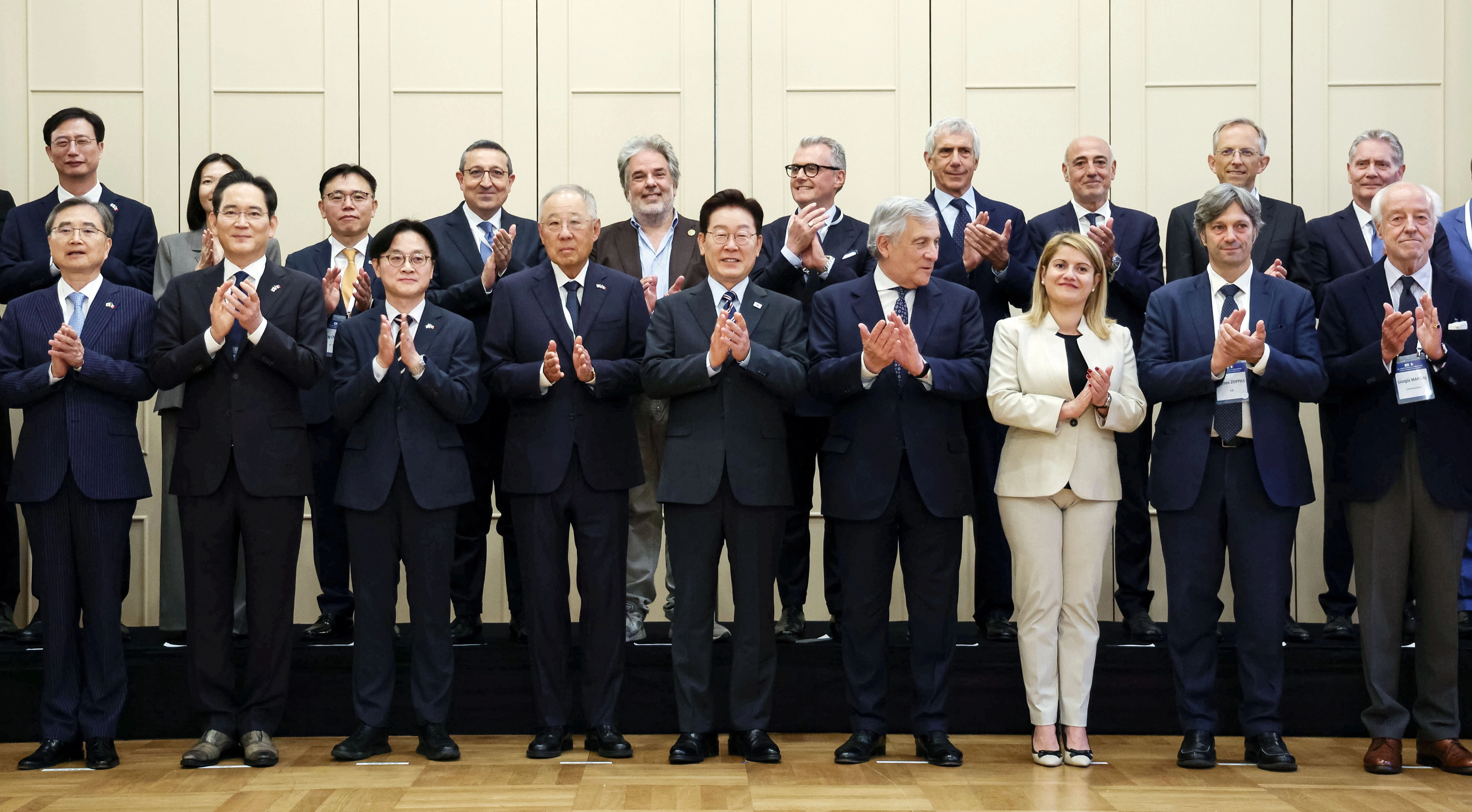 한-이탈리아 비즈니스 라운드 테이블  G7 정상회의 참석 계기 이탈리아를 국빈 방문 중인 이재명 대통령이 12일(현지 시간) 로마 한 호텔에서 열린 한-이탈리아 비즈니스 라운드 테이블에서 안토니오 타야니 이탈리아 부총리 겸 외교부장관을 비롯한 참석자들과 기념촬영을 하고 있다. 
로마 뉴시스