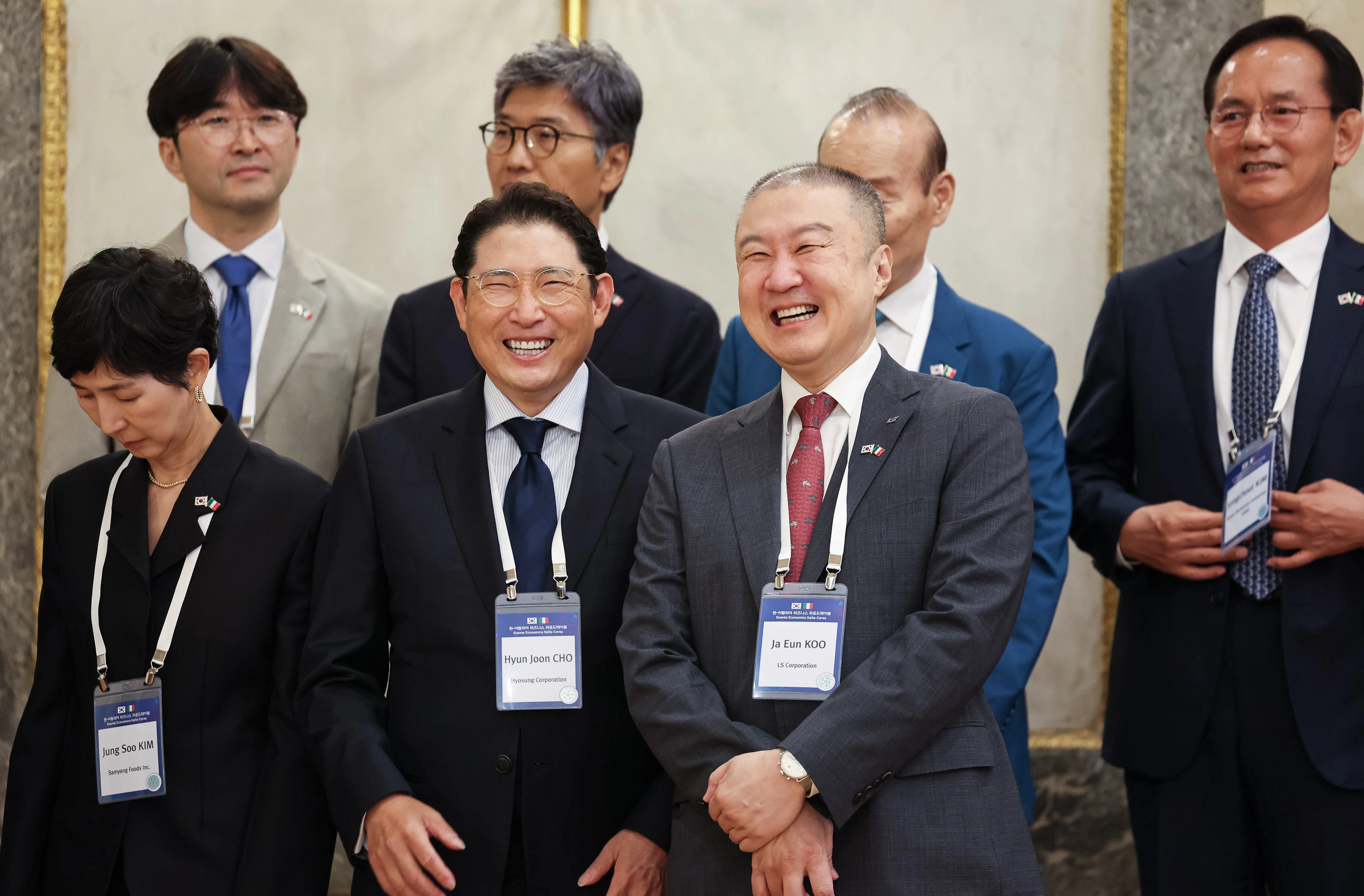 조현준 효성 회장과 구자은 LS홀딩스 회장  조현준 효성 회장과 구자은 LS홀딩스 회장이 12일(현지시간) 이탈리아 로마의 한 호텔에서 이재명 대통령이 참석한 비즈니스 라운드테이블에서 대화를 나누고 있다. 
로마 연합뉴스