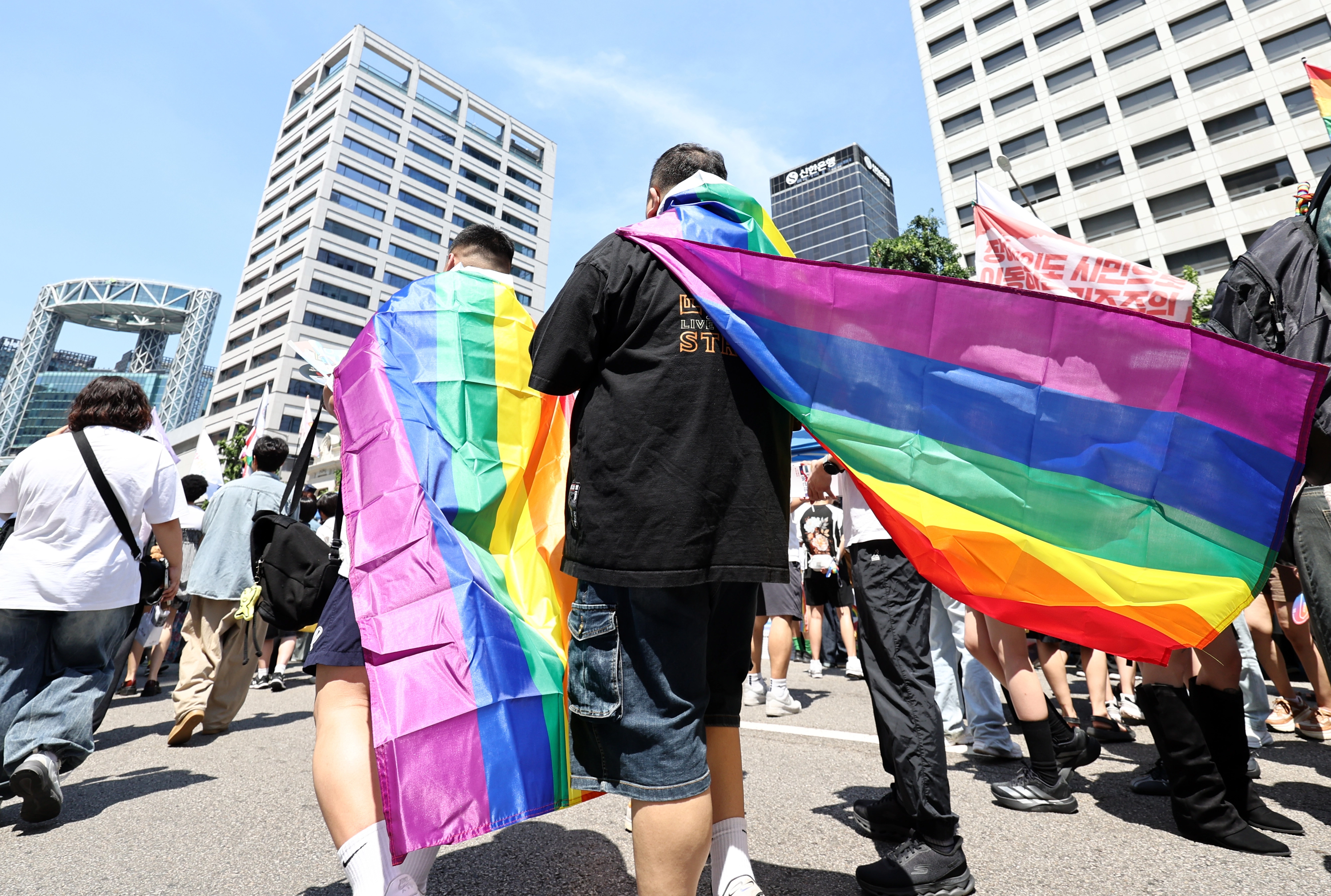 13일 오후 제27회 서울 퀴어 퍼레이드가 열린 서울 중구 남대문로 인근에서 집회 참가자들이 이동하고 있다. 2026.6.13. 뉴스1