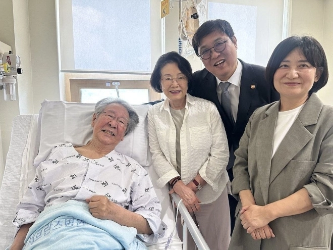 최휘영 문화체육관광부 장관이 입원 치료 중인 배우 최불암을 찾아 쾌유를 기원했다. 최휘영 장관 인스타그램 캡처