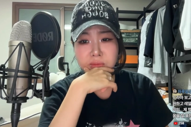 택시기사로부터 성폭행을 당했다며 피해 사실을 고백했던 유튜버 곽혈수가 12일 유튜브 라이브 방송을 통해 재판 근황을 전하고 있다. 검찰은 이날 이 사건 피고인에게 징역 7년을 구형했다. 유튜브 채널 ‘곽혈수’ 캡처