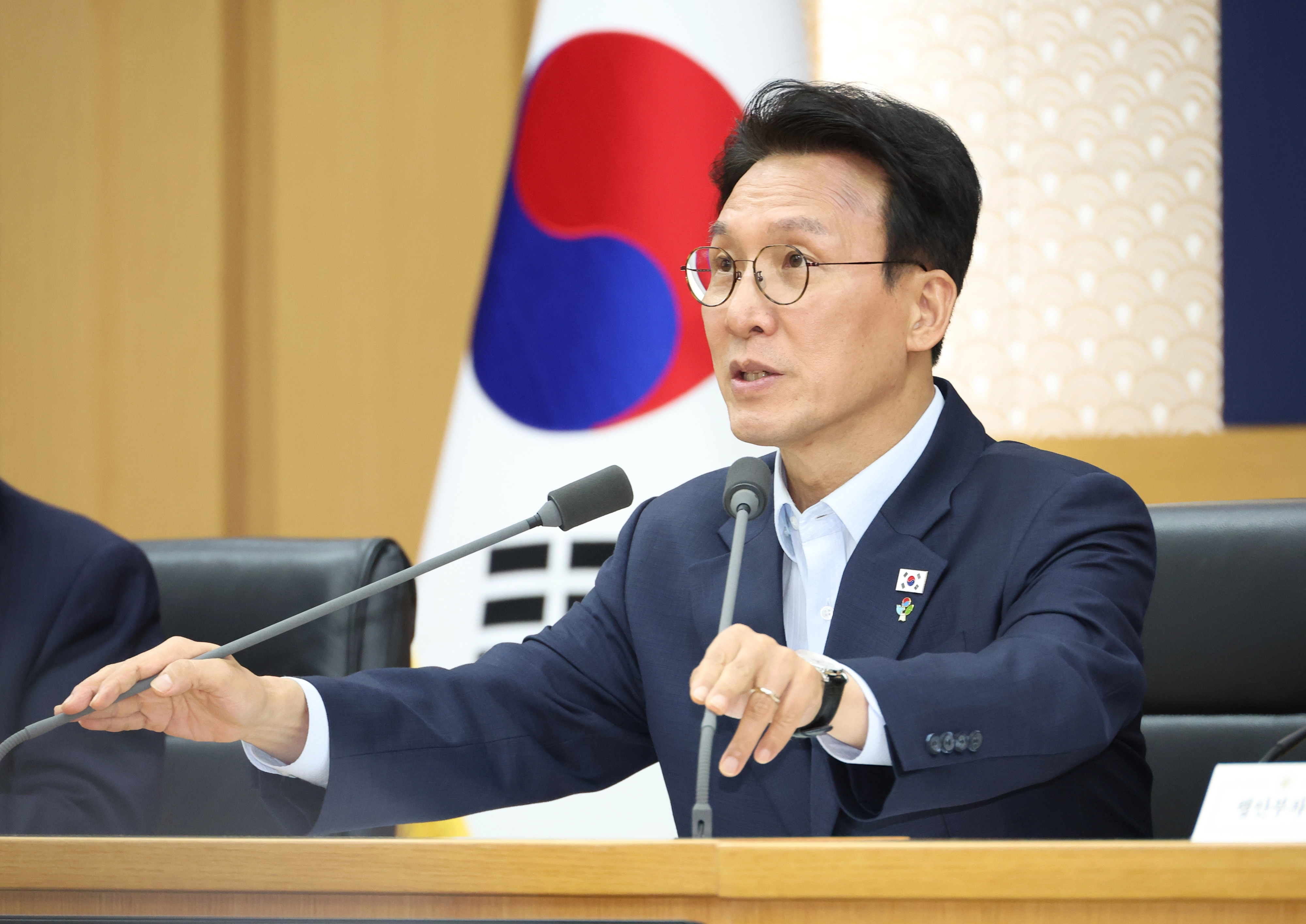 김민석 총리 “선관위 해체 수준 개혁해야…”  김민석 국무총리가 11일 세종시 정부세종청사에서 열린 국민참정권 침해 관련 관계 장관회의를 주재하고 있다.