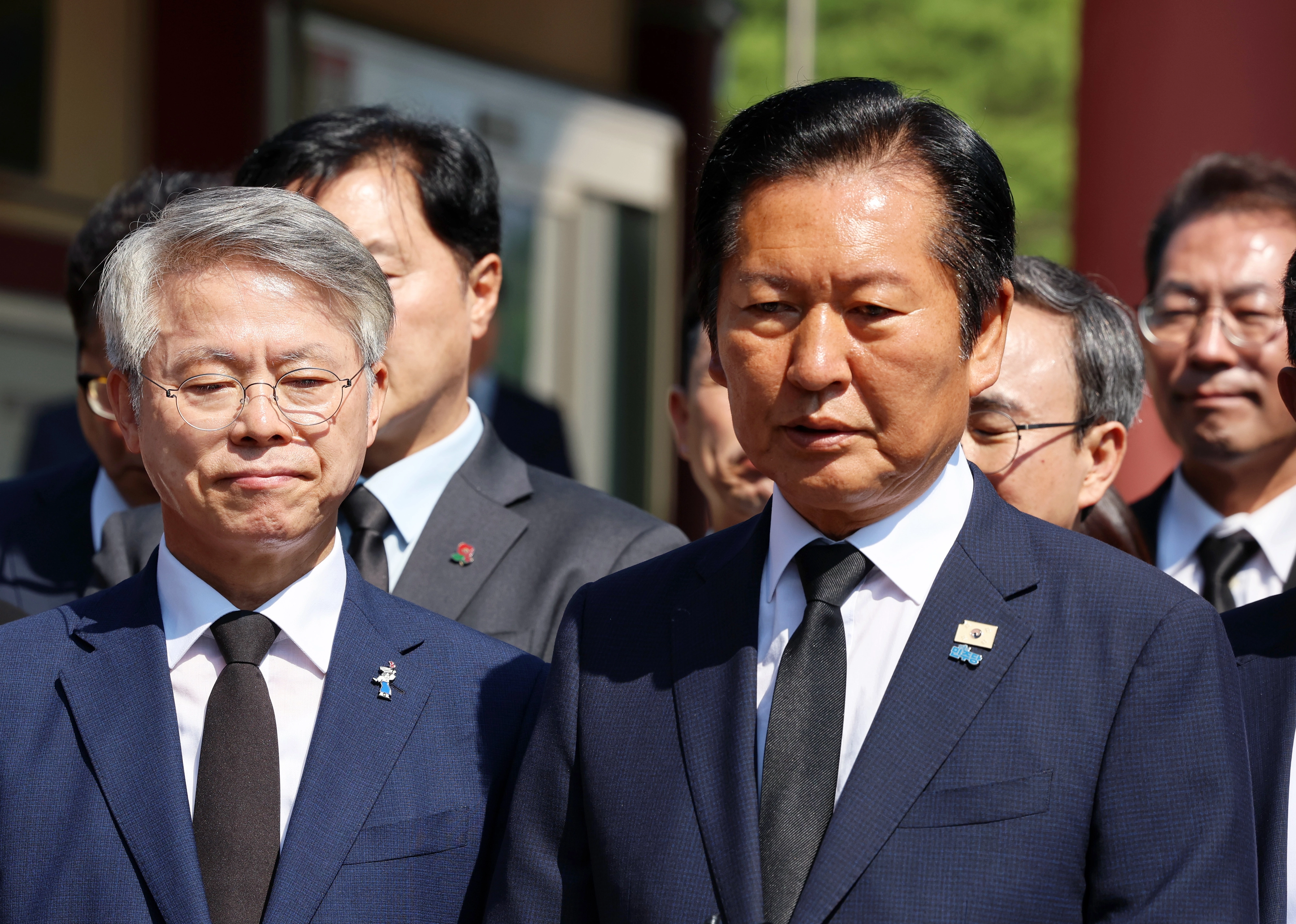5·18민주묘지에서 발언하는 정청래 대표  더불어민주당 정청래(오른쪽) 대표가 12일 광주 북구 국립5ㆍ18민주묘지에서 참배를 마치고 발언하고 있다.