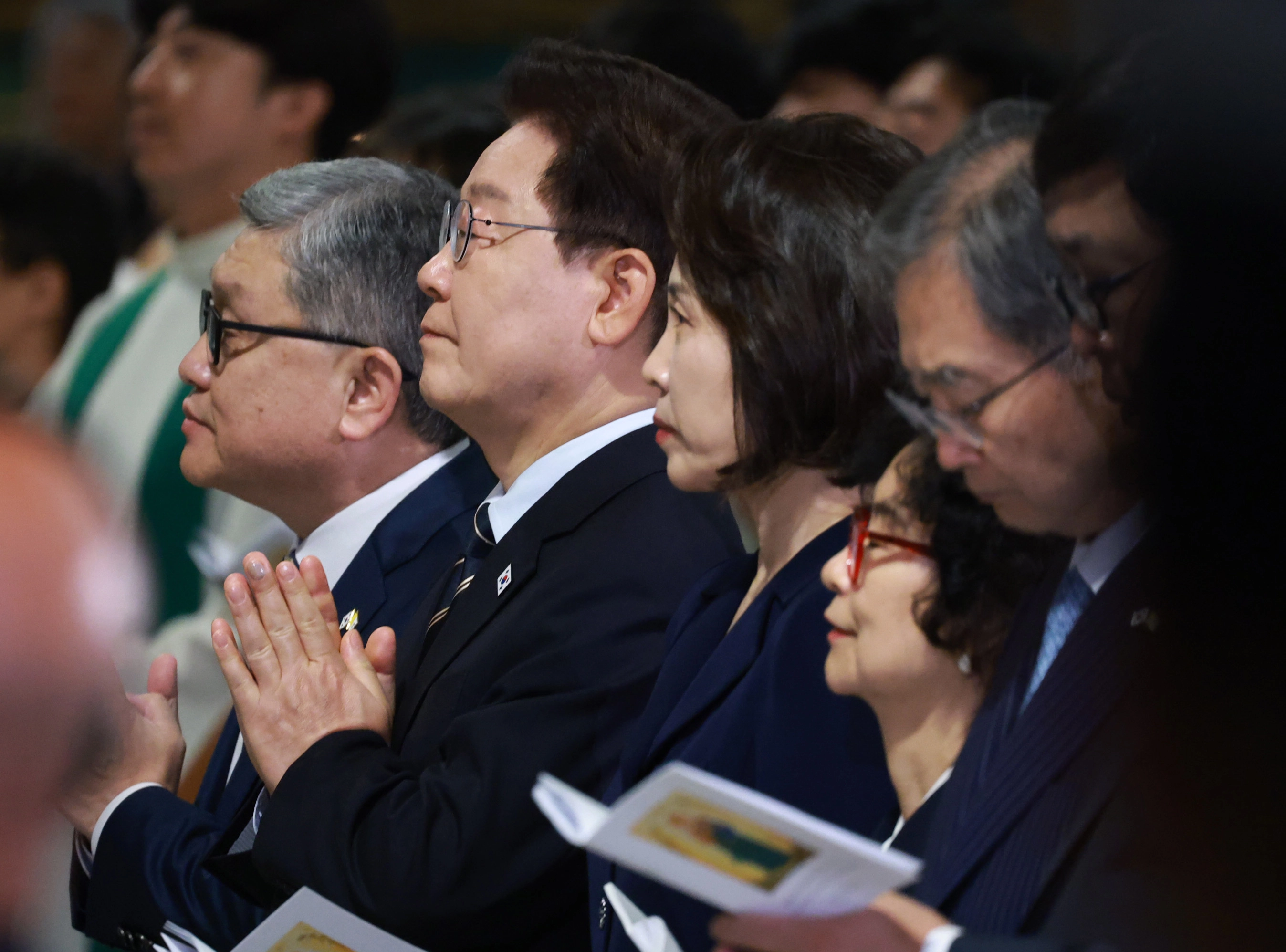 이재명 대통령 부부, 유흥식 추기경 집전 특별 미사 참석  이재명 대통령 부부, 유흥식 추기경 집전 특별 미사 참석
    (로마=연합뉴스) 한상균 기자 = 이재명 대통령과 김혜경 여사가 14일(현지시간) 이탈리아 로마 성 바오로 대성전에서 유흥식 추기경 집전으로 열린 ‘평화와 연대를 위한 특별 미사’에 참석해 기도하고 있다. 2026.6.14 
    xyz@yna.co.kr
(끝)


<저작권자(c) 연합뉴스, 무단 전재-재배포, AI 학습 및 활용 금지>