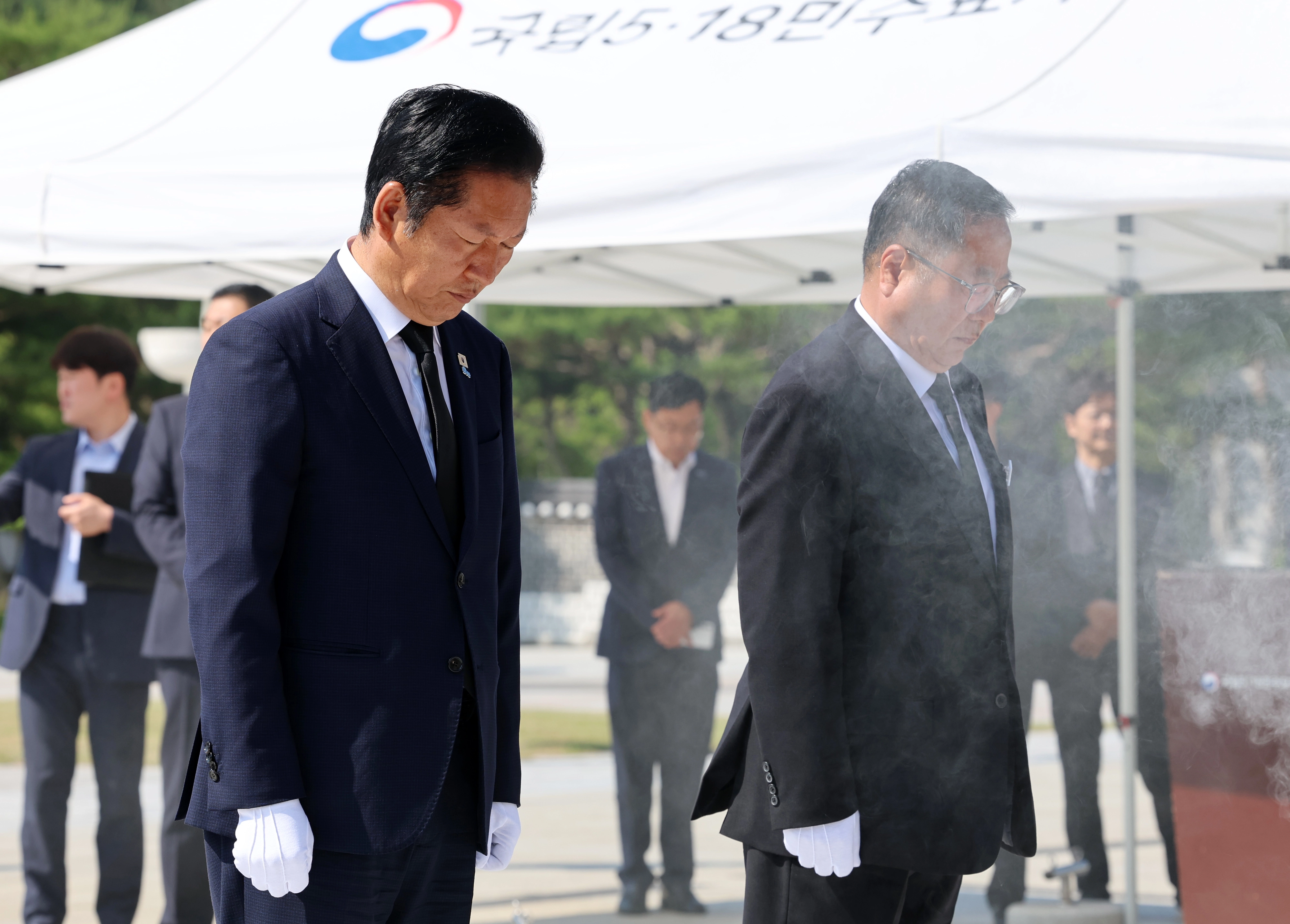6·3 지방선거 이후 당내 사퇴론에 직면한 정청래(왼쪽) 더불어민주당 대표가 지난 12일 광주 북구 국립 5·18 민주묘지를 찾아 참배하고 있다.
광주 연합뉴스