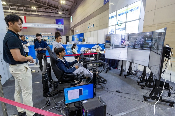 DH글로벌 광주공장에서 직원들이 산업용 로봇을 활용한 자동화 공정을 시연하고 있다.
DH글로벌 제공