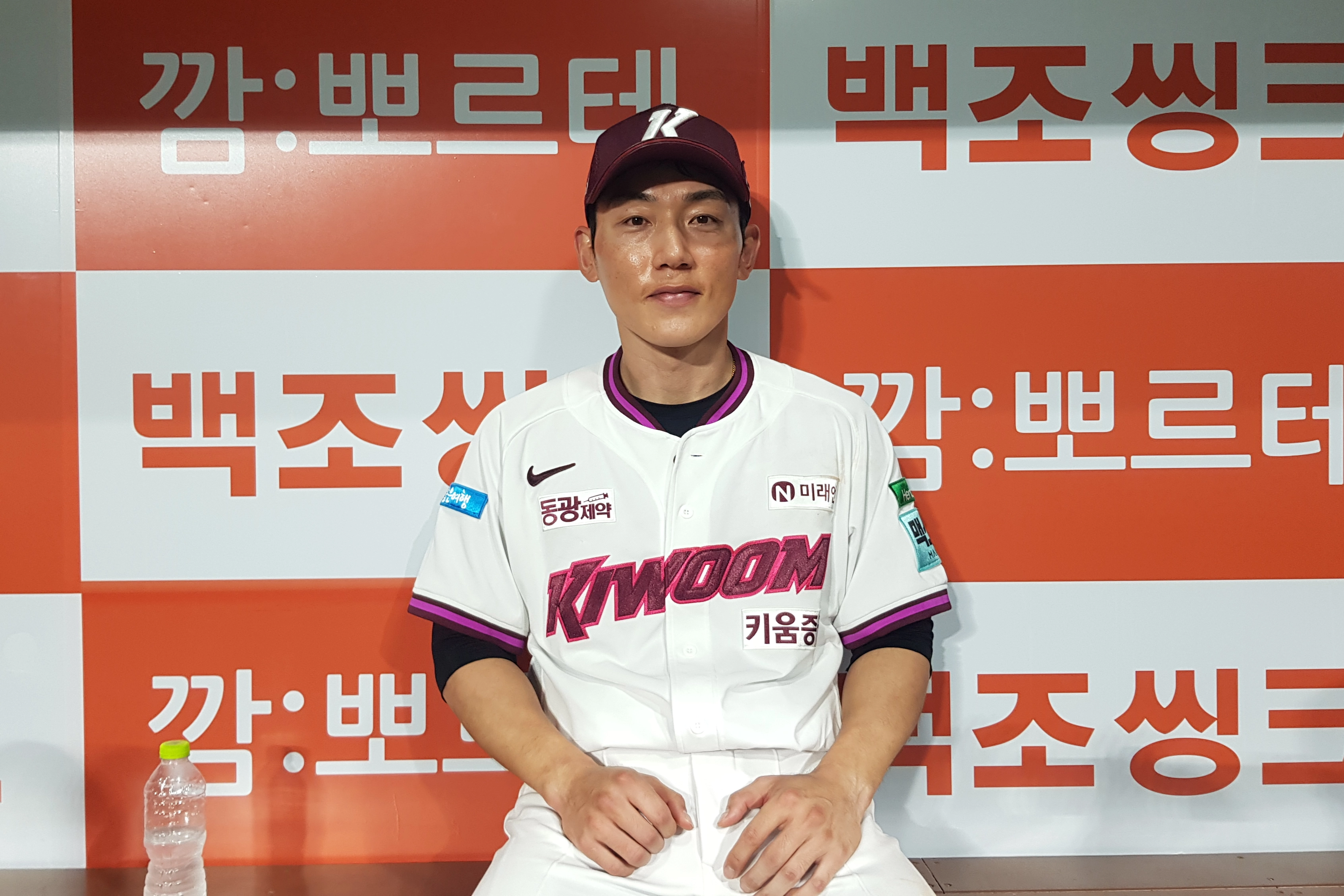 서건창(키움 히어로즈)이 12일 서울 고척스카이돔에서 열린 키움과 한화 이글스의 경기에서 9회말 역전 끝내기 3루타를 친 뒤 취재진과 인터뷰하고 있다. 2026.6.12 류재민 기자