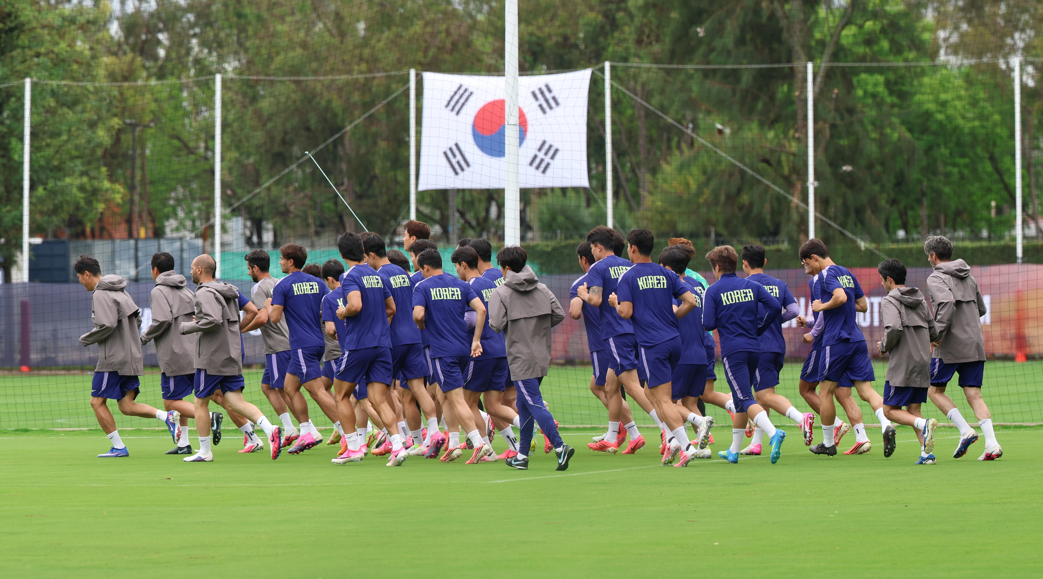 멕시코전 앞두고 훈련하는 대한민국 대표팀  [사포판(멕시코)=뉴시스] 김명년 기자 = 축구 국가대표팀 선수들이 14일(현지 시간) 멕시코를 상대로한 2026 국제축구연맹(FIFA) 북중미월드컵 조별리그 A조 2차전을 앞두고 멕시코 과달라하라 인근 사포판에 위치한 베이스캠프 훈련장 치바스 베르데 바예에서 훈련하고 있다. 사포판 뉴시스