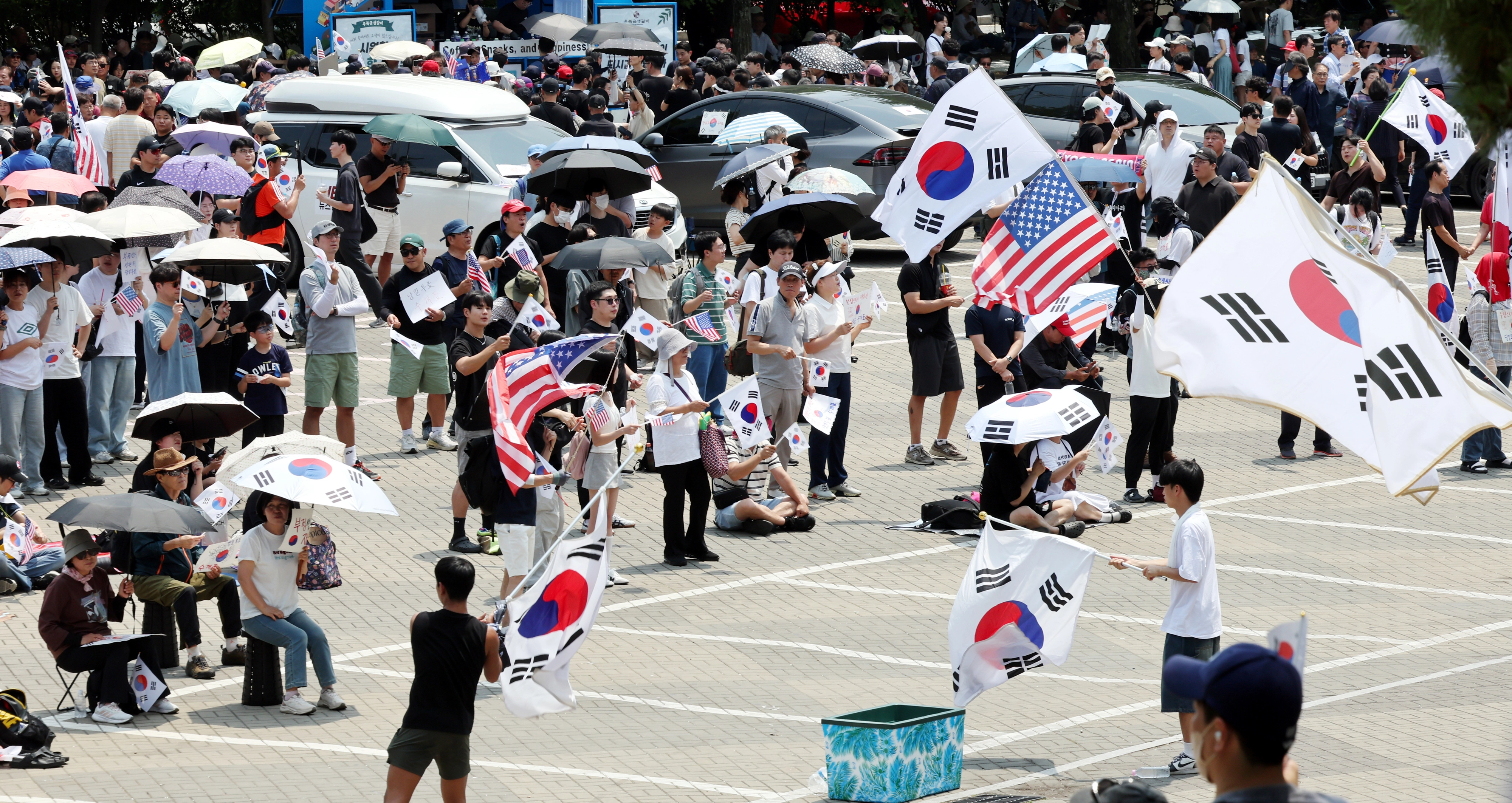 ‘잠실 개표소 시위’ 열흘째, 구호 외치는 시민들  제9회 전국동시지방선거 투표용지 부족 사태에 항의하며 개표소 봉쇄 시위를 이어가고 있는 14일 서울 송파구 올림픽공원 핸드볼경기장에 설치된 개표소 앞에서 시민들이 구호를 외치고 있다. 2026.06.14. 뉴시스