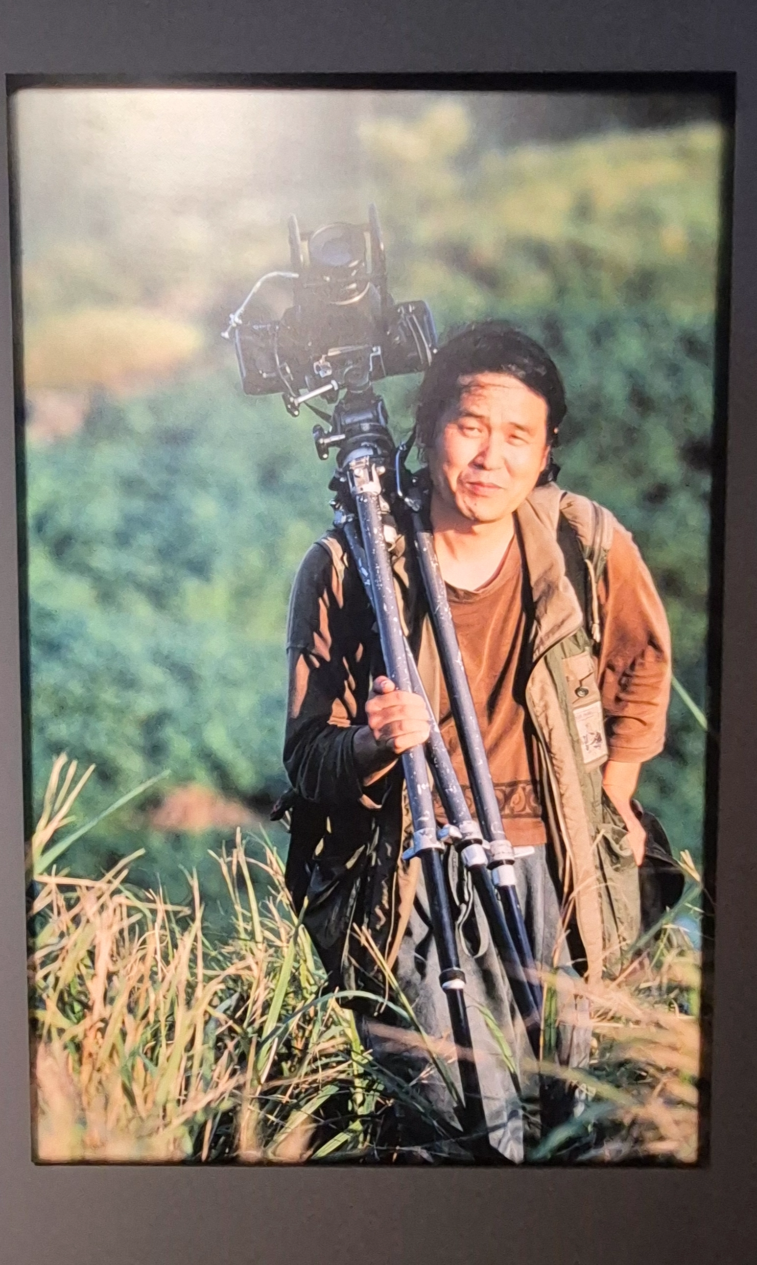 카메라를 들고 있는 김영갑 작가. 제주 강동삼 기자