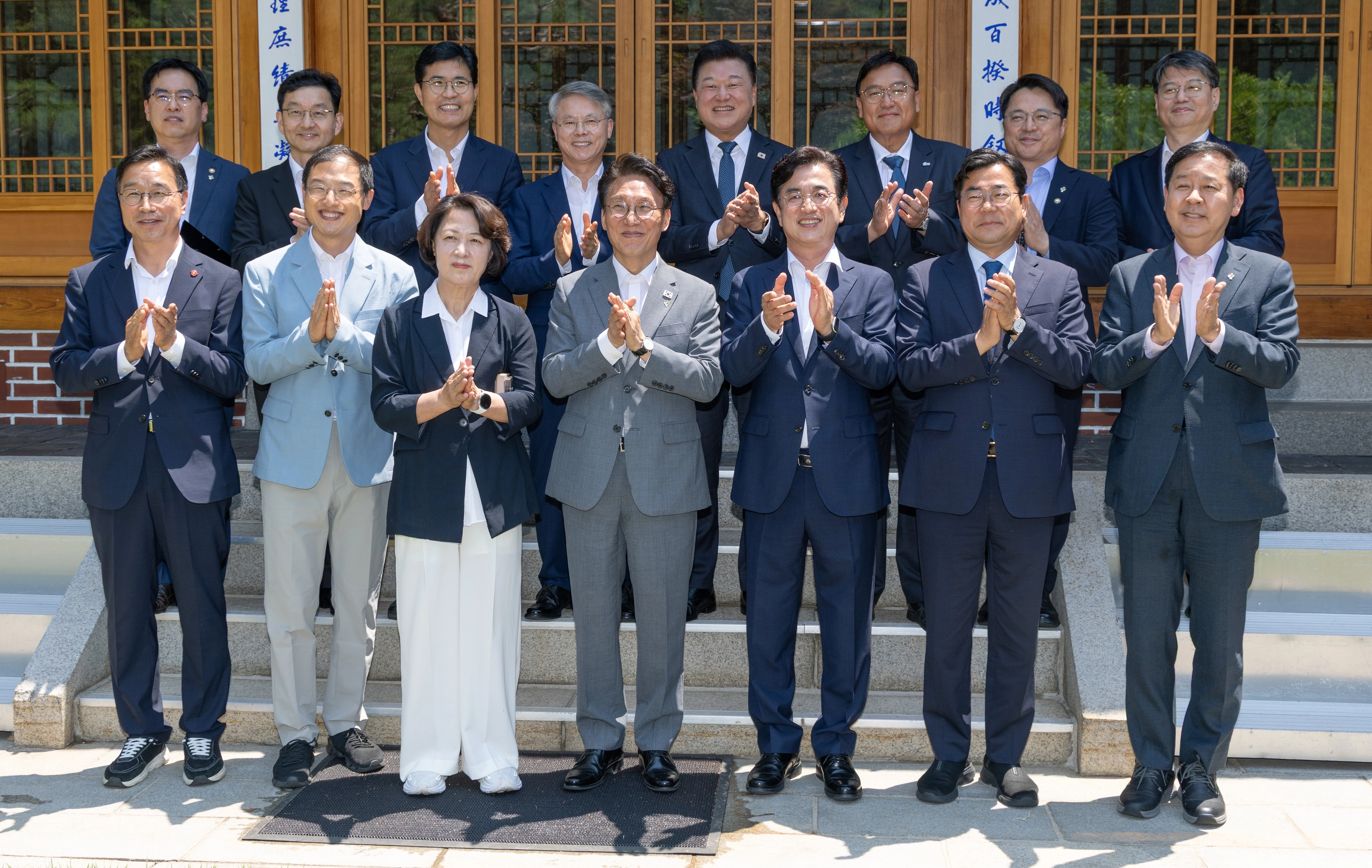 김민석﻿ 국무총리가 15일 서울 종로구 삼청동 총리공관에서 광역단체장 당선인들과 간담회 전 기념촬영을 하고 있다. 앞줄 왼쪽부터 위성곤 제주지사·김상욱 울산시장·추미애 경기지사 당선인, 김 총리, 허태정 대전시장·박찬대 인천시장 당선인, 구윤철 부총리 겸 재정경제부 장관. 뒷줄 왼쪽부터 김민재 행정안전부 차관, 윤창렬 국무조정실장, 이원택 전북지사·민형배 전남광주통합특별시장·신용한 충북지사·조상호 세종시장 당선인, 문신학 산업통상부 차관, 김용수 국무조정실 국무2차장.
뉴스1
