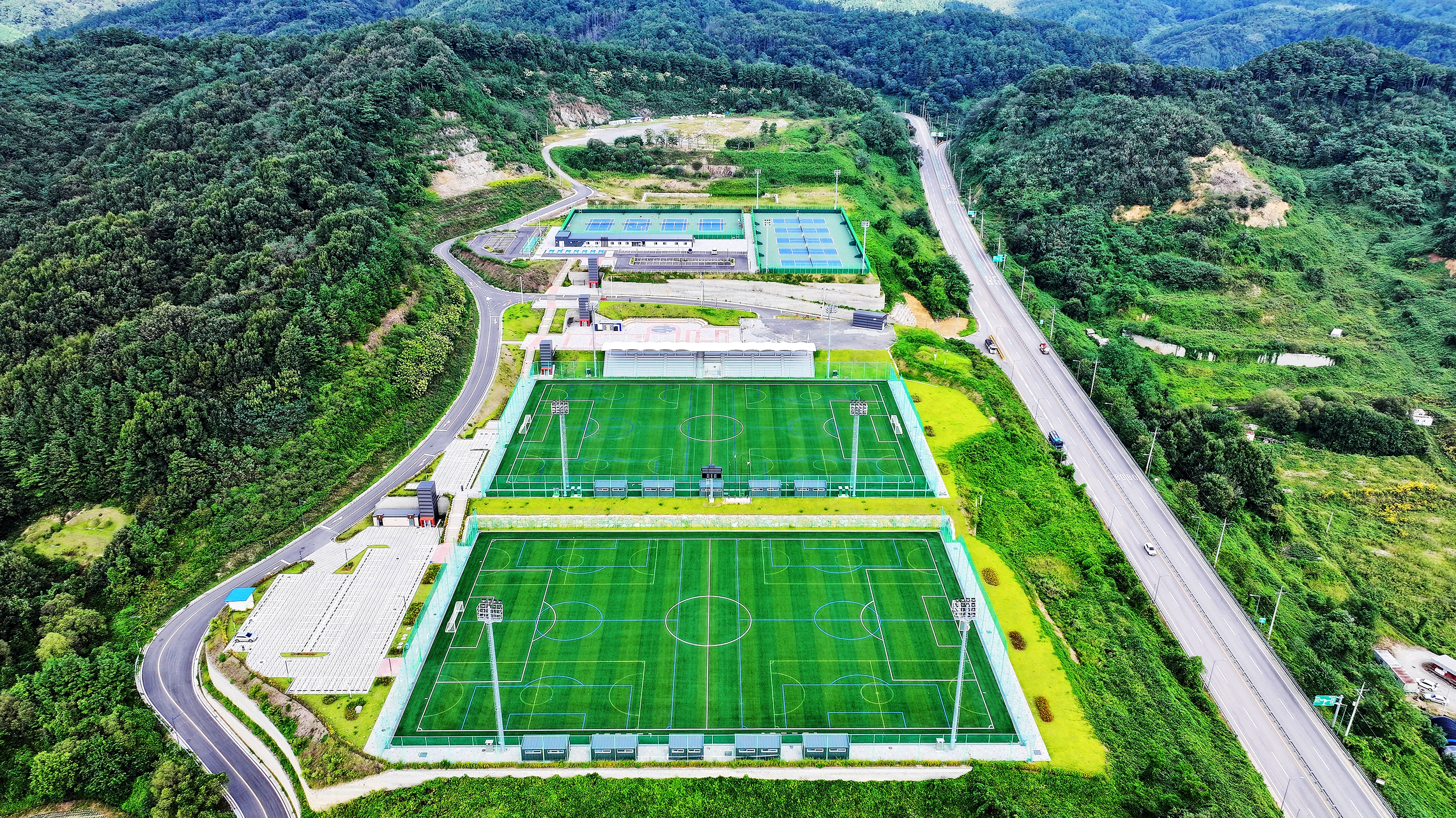 195억원이 투입된 괴산 스포츠타운 전경. 인조잔디 축구장 2면, 테니스장 9면, 조명시설 등을 갖췄다. 
괴산군 제공