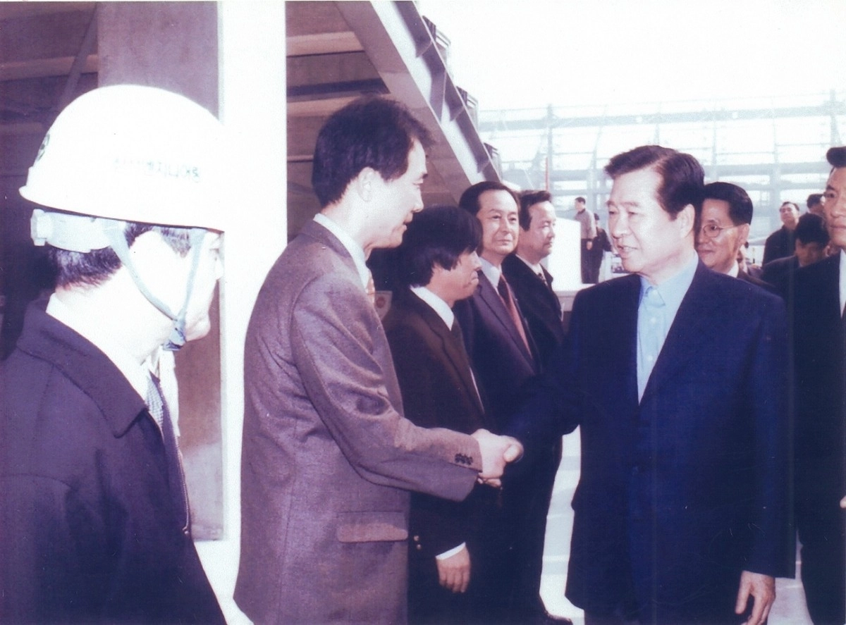 1999  서울 월드컵경기장 건설 현장에 방문한 김대중 대통령과 악수하는 김종훈 회장.