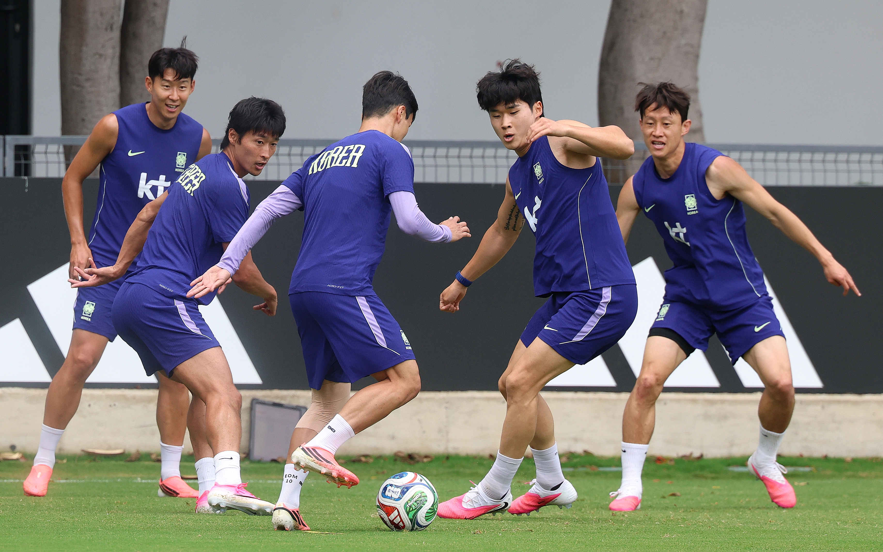 훈련하는 대한민국 축구 대표팀  축구 국가대표팀 선수들이 15일(현지 시간) 멕시코를 상대로한 2026 국제축구연맹(FIFA) 북중미월드컵 조별리그 A조 2차전을 앞두고 멕시코 과달라하라 인근 사포판에 위치한 베이스캠프 훈련장 치바스 베르데 바예에서 훈련하고 있다. 2026.06.16. 사포판 뉴시스