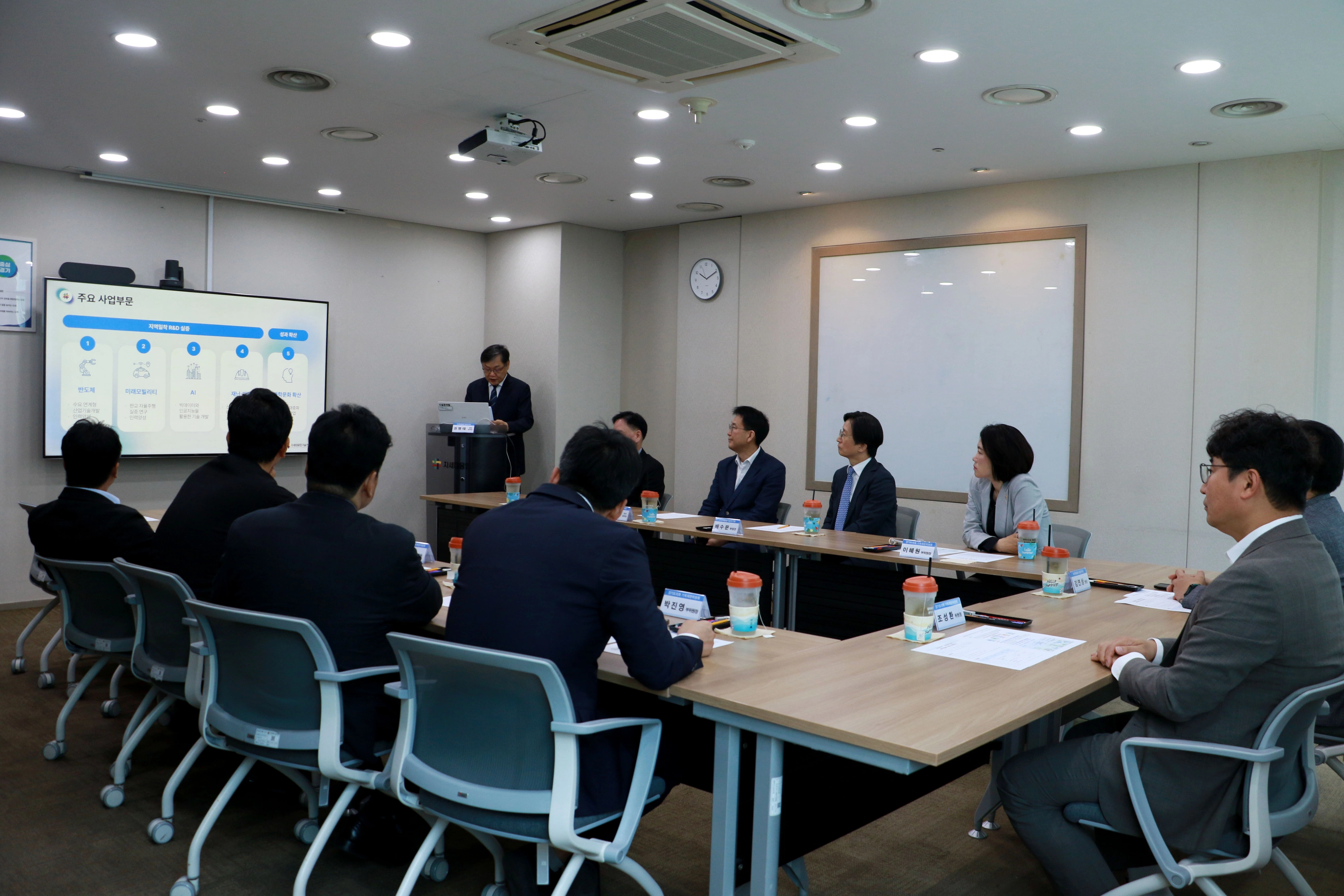 ▲ 경기도의회 기획재정위원회 위원들이 차세대융합기술연구원 정책간담회장에서 융기원의 주요 사업 부문 및 현안에 대한 브리핑을 경청하고 있다. (사진=경기도의회)