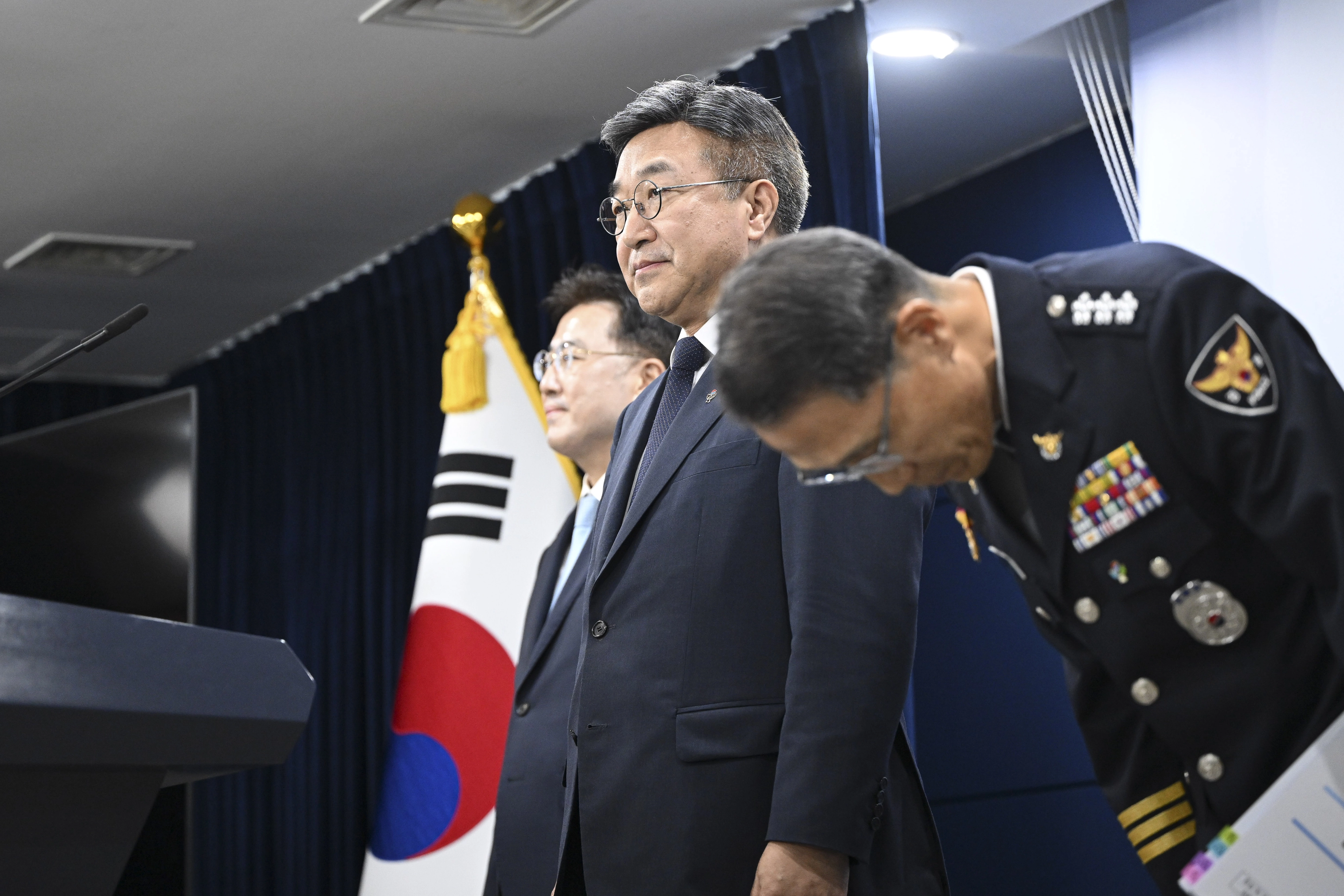 윤호중 행정안전부 장관이 16일 서울 종로구 정부서울청사에서 국민참정권 침해와 잠실 개표소 인근 시위 관련 대국민 담화를 하고 있다. 2026.6.16 이지훈 기자