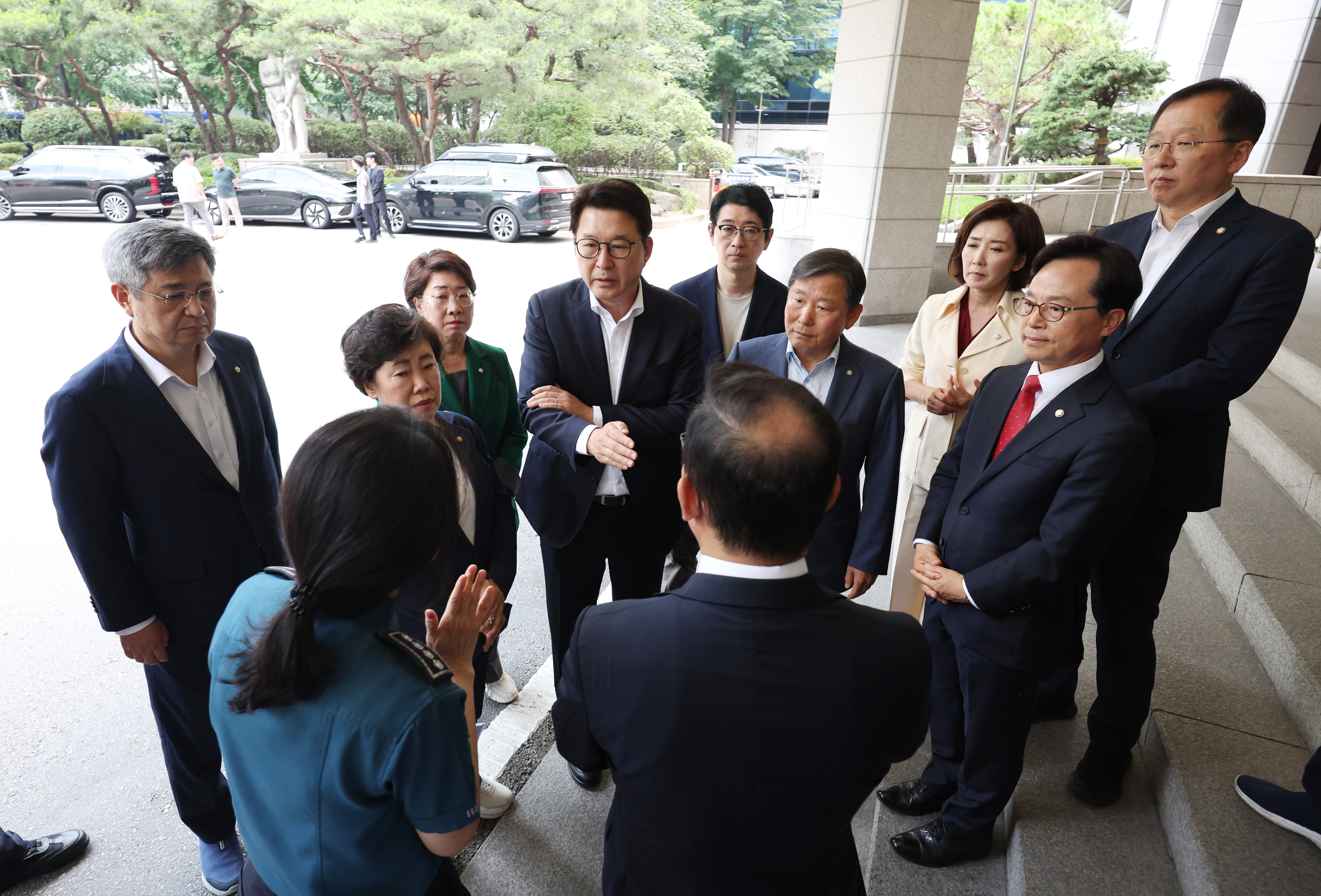 국민의힘, 서울경찰청 항의 방문  국민의힘 신동욱 의원을 비롯한 의원들이 16일 서울 종로구 서울경찰청에서 6·3 지방선거 ‘투표용지 부족 사태’ 항의 시위 관련 발언에 대해 사과를 요구하며 박정보 서울경찰청장과 면담을 요구하고 있다. 뉴시스