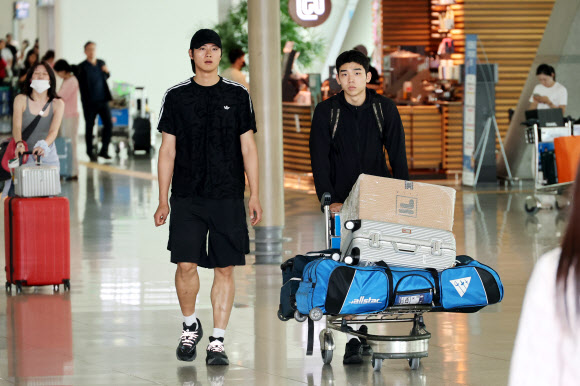 잠실 개표소 봉쇄 시위로 인해 개인 장비를 급하게 조달해 국제대회에 출전하는 펜싱 국가대표 오상욱이 뉴델리 아시아선수권대회 참가를 위해 16일 인천국제공항을 통해 출국하고 있다. 대한체육협회는 전날 6·3 지방선거 개표소인 올림픽공원 핸드볼경기장이 투표용지 부족 사태 규탄 봉쇄 시위로 인해 출입이 막히며 입주 체육 단체 선수들의 장비 반출 등 행정기능이 마비됐다고 밝혔다.  원우영 남자 펜싱 대표팀 코치는 이날 “개인 및 새 장비들이 경기장에 있는데 출입이 막혀 선수들이 직접 장비를 구하며 조달했다”고 전했다. 2026.6.16 연합뉴스