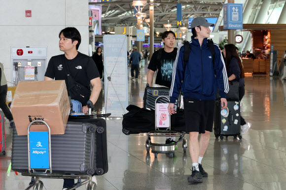 잠실 개표소 봉쇄 시위로 인해 개인 장비를 급하게 조달해 국제대회에 출전하는 펜싱 국가대표 박상원, 도경동이 뉴델리 아시아선수권대회 참가를 위해 16일 인천국제공항을 통해 출국하고 있다. 대한체육협회는 전날 6·3 지방선거 개표소인 올림픽공원 핸드볼경기장이 투표용지 부족 사태 규탄 봉쇄 시위로 인해 출입이 막히며 입주 체육 단체 선수들의 장비 반출 등 행정기능이 마비됐다고 밝혔다.  원우영 남자 펜싱 대표팀 코치는 이날 “개인 및 새 장비들이 경기장에 있는데 출입이 막혀 선수들이 직접 장비를 구하며 조달했다”고 전했다. 2026.6.16 연합뉴스