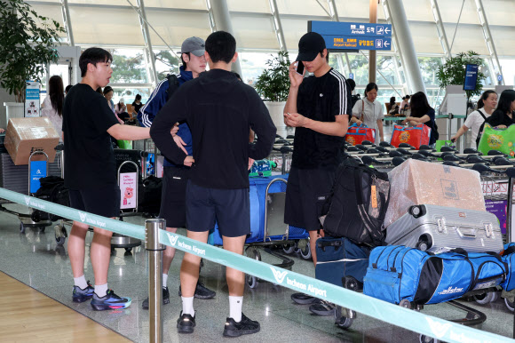 잠실 개표소 봉쇄 시위로 인해 개인 장비를 급하게 조달해 국제대회에 출전하는 펜싱 국가대표 선수들이 뉴델리 아시아선수권대회 참가를 위해 16일 인천국제공항을 통해 출국하고 있다. 대한체육협회는 전날 6·3 지방선거 개표소인 올림픽공원 핸드볼경기장이 투표용지 부족 사태 규탄 봉쇄 시위로 인해 출입이 막히며 입주 체육 단체 선수들의 장비 반출 등 행정기능이 마비됐다고 밝혔다.  원우영 남자 펜싱 대표팀 코치는 이날 “개인 및 새 장비들이 경기장에 있는데 출입이 막혀 선수들이 직접 장비를 구하며 조달했다”고 전했다. 2026.6.16 연합뉴스