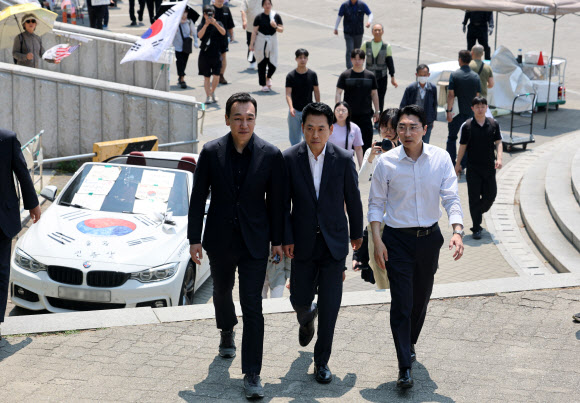 6·3지방선거 투표용지 부족 사태로 촉발된 잠실 개표소 봉쇄 시위가 이어진 16일 국민의힘 장동혁 대표, 김민수 최고위원, 박준태 비서실장이 서울 송파구 올림픽공원 핸드볼경기장 개표소를 방문하고 있다. 2026.6.16  연합뉴스