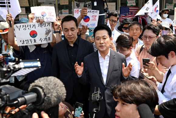 6·3지방선거 투표용지 부족 사태로 촉발된 잠실 개표소 봉쇄 시위가 이어진 16일 국민의힘 장동혁 대표, 김민수 최고위원이 서울 송파구 올림픽공원 핸드볼경기장 개표소를 방문하고 있다. 2026.6.16  공동취재