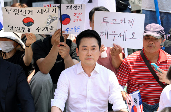 6·3 지방선거 투표용지 부족 사태로 촉발된 잠실 개표소 봉쇄 시위가 이어진 16일 국민의힘 장동혁 대표가 서울 송파구 올림픽공원 핸드볼경기장 개표소 앞에 자리를 잡고 앉아 있다. 2026.6.16  공동취재