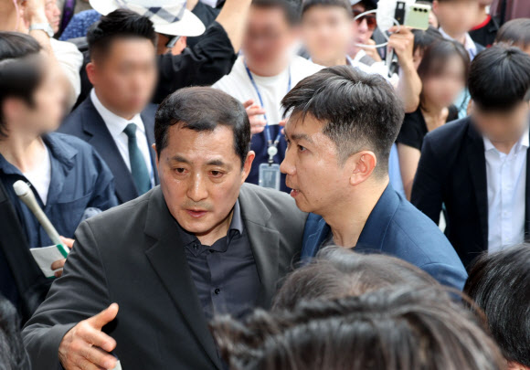 6·3 지방선거 투표용지 부족 사태로 시작한 서울 송파구 올림픽공원 핸드볼경기장 일대 ‘개표소 봉쇄 시위’가 이어지는 가운데 16일 유승민 대한체육회장이 핸드볼경기장 진입을 시도하다 집회 참가자들에게 막혀있다. 왼쪽은 국민의힘 박대출 의원. 2026.6.16. 연합뉴스