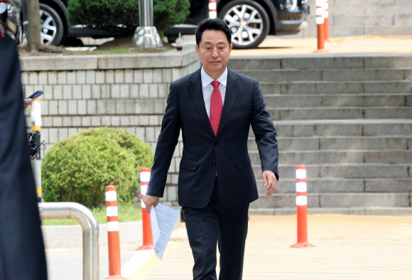 오세훈 서울시장이 17일 서울 서초구 서울중앙지법에서 열린 ‘명태균 여론조사 의혹’ 사건 1심 결심공판에 출석하고 있다. 2026.6.17  연합뉴스