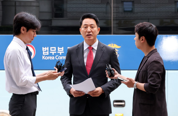오세훈 서울시장이 17일 서울 서초구 서울중앙지방법원에서 열린 ‘명태균 여론조사 의혹’ 사건 1심 결심공판에 출석하며 취재진의 질문에 답하고 있다. 2026.6.17  연합뉴스