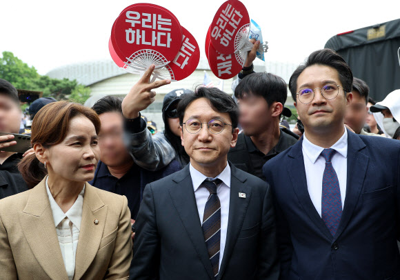 더불어민주당 임오경(왼쪽부터), 천준호, 전용기 의원이 17일 6.3 지방선거 서울 송파개표소였던 올림픽공원 핸드볼경기장에 진입하려다 봉쇄 시위 중인 시민들에 막혀 되돌아가고 있다. 2026.6.17  연합뉴스