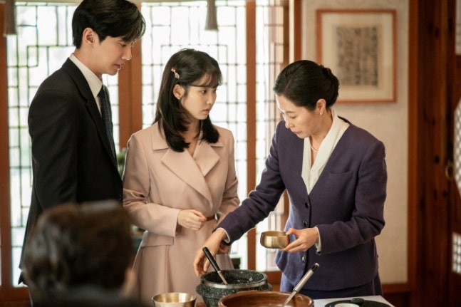 결혼정보회사 듀오가 2024년 미혼남녀 500명(남 250명·여 250명)을 대상으로 진행한 설문조사에 따르면 ‘파혼의 기준’에 대한 질문에 ‘결혼 준비 시작 후 취소(23%)’와 ‘상견례 후 취소(21%)’가 가장 큰 비중을 차지했다. 드라마 ‘폭싹 속았수다’의 상견례 장면. 넷플릭스