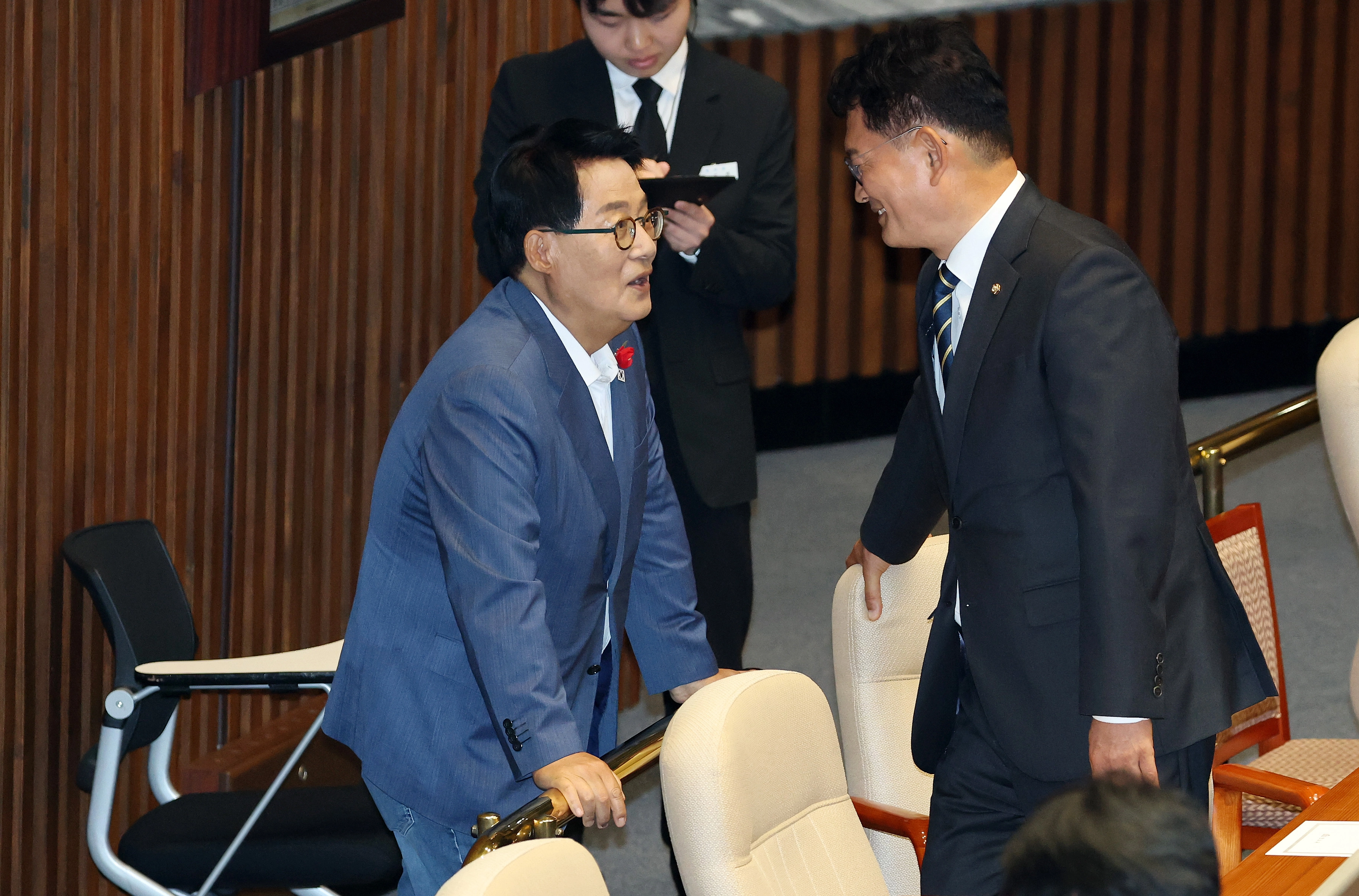 대화하는 박지원·송영길  더불어민주당 박지원(왼쪽) 의원과 송영길 의원이 지난 11일 국회 본회의장에서 대화하고 있다.