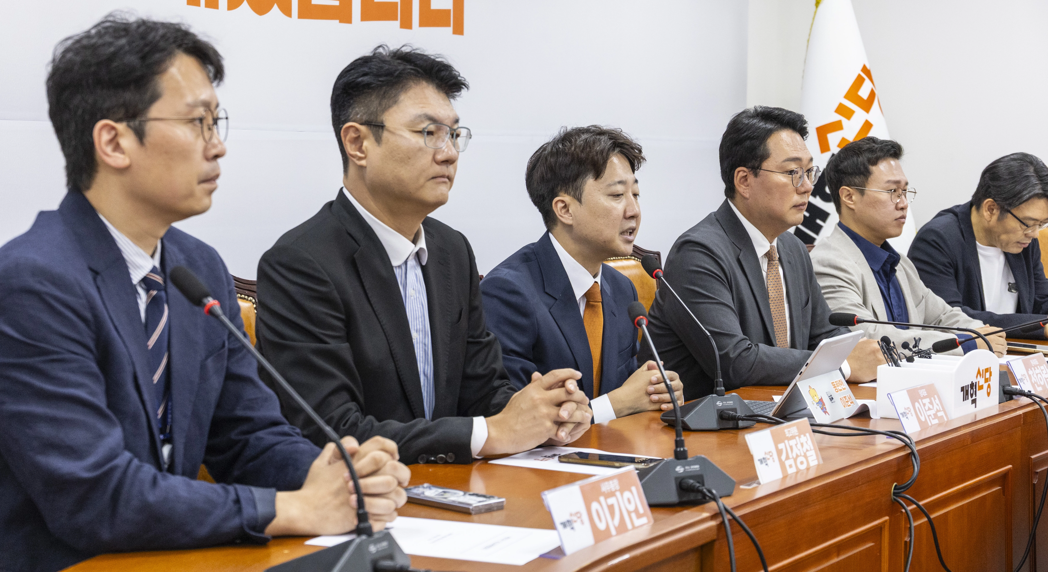 개혁신당 이준석 대표가 18일 국회에서 열린 최고위원회의에서 정이한 전 부산시장 후보 피습 자작극 의혹과 관련해 사과 발언을 하고 있다. 연합뉴스