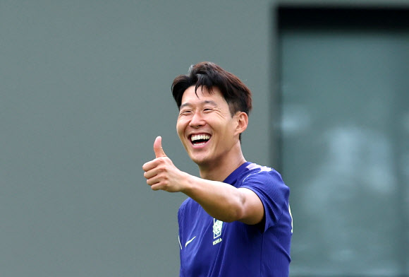 2026 북중미 월드컵에 출전한 한국 축구 국가대표팀 손흥민이 17일(현지시간) 오후 멕시코 과달라하라 인근 사포판의 치바스 바예 베르데에서 훈련을 하던 중 누군가를 향해 미소를 짓고 있다.  대표팀은 한국시간 19일 오전 10시 멕시코와 조별리그 2차전을 치른다. 2026.6.18 연합뉴스