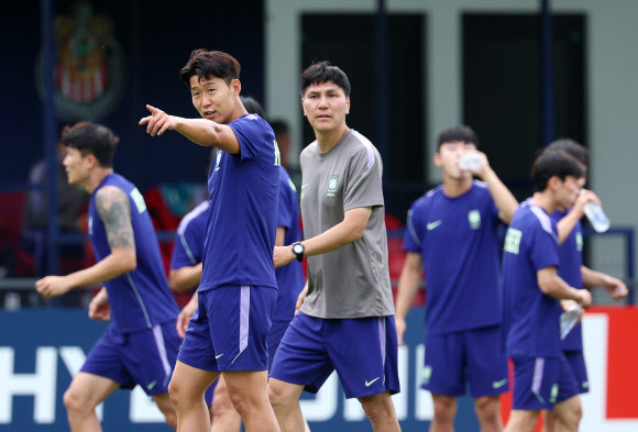 2026 북중미 월드컵에 출전한 한국 축구 국가대표팀 손흥민이 17일(현지시간) 오후 멕시코 과달라하라 인근 사포판의 치바스 바예 베르데에서 훈련을 하던 중 누군가를 향해 인사하고 있다.  대표팀은 한국시간 19일 오전 10시 멕시코와 조별리그 2차전을 치른다. 2026.6.18 연합뉴스