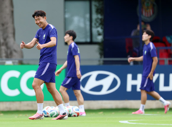 2026 북중미 월드컵에 출전한 한국 축구 국가대표팀 손흥민이 17일(현지시간) 오후 멕시코 과달라하라 인근 사포판의 치바스 바예 베르데에서 훈련을 하던 중 누군가를 향해 미소를 짓고 있다.  대표팀은 한국시간 19일 오전 10시 멕시코와 조별리그 2차전을 치른다. 2026.6.18 연합뉴스