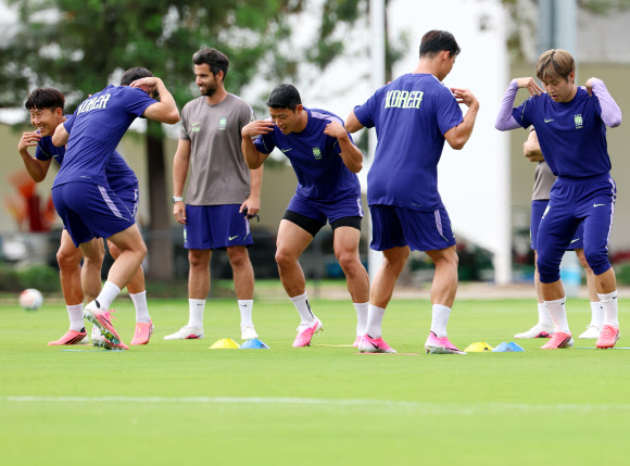 2026 북중미 월드컵에 출전한 한국 축구 국가대표팀 손흥민과 이강인 등 선수들이 17일(현지시간) 오후 멕시코 과달라하라 인근 사포판의 치바스 바예 베르데에서 훈련을 하고 있다.  대표팀은 한국시간 19일 오전 10시 멕시코와 조별리그 2차전을 치른다. 2026.6.18 연합뉴스