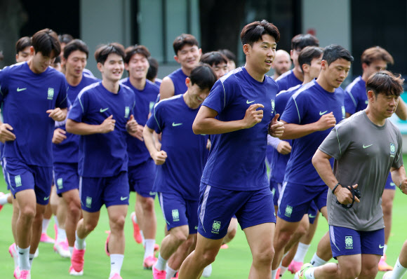 2026 북중미 월드컵에 출전한 한국 축구 국가대표팀 손흥민 등 선수들이 17일(현지시간) 오후 멕시코 과달라하라 인근 사포판의 치바스 바예 베르데에서 훈련을 하고 있다.  대표팀은 한국시간 19일 오전 10시 멕시코와 조별리그 2차전을 치른다. 2026.6.18 연합뉴스