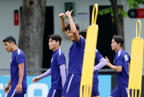 2026 북중미 월드컵에 출전한 한국 축구 국가대표팀 손흥민이 17일(현지시간) 오후 멕시코 과달라하라 인근 사포판의 치바스 바예 베르데에서 훈련을 하던 중 누군가를 향해 인사하고 있다.  대표팀은 한국시간 19일 오전 10시 멕시코와 조별리그 2차전을 치른다. 2026.6.18 연합뉴스