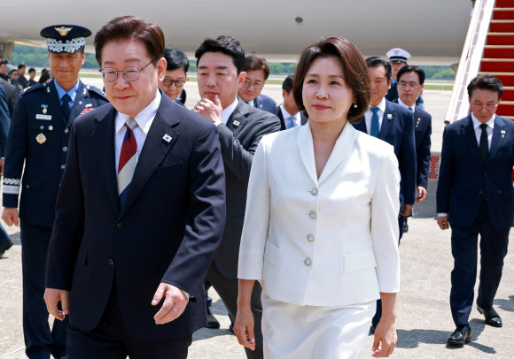 G7 정상회의와 유럽 순방을 마치고 귀국한 이재명 대통령과 김혜경 여사가 18일 성남 서울공항에 도착한 공군 1호기에서 내려 차량으로 이동하고 있다. 2026.6.18 연합뉴스