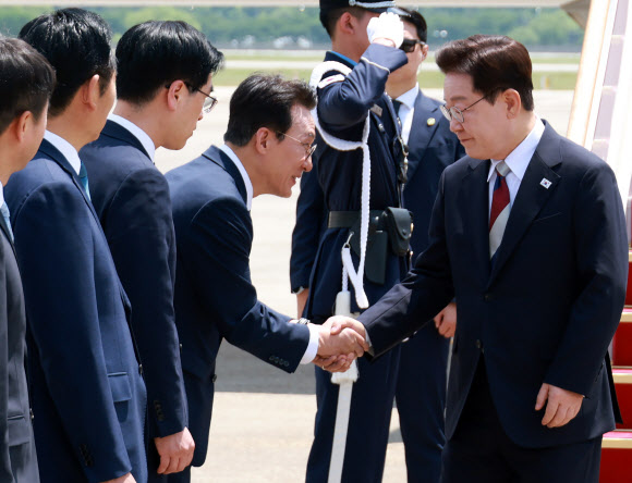 G7 정상회의와 유럽 순방을 마치고 귀국한 이재명 대통령이 18일 성남 서울공항에서 환영나온 김민석 국무총리와 인사하고 있다. 2026.6.18 연합뉴스
