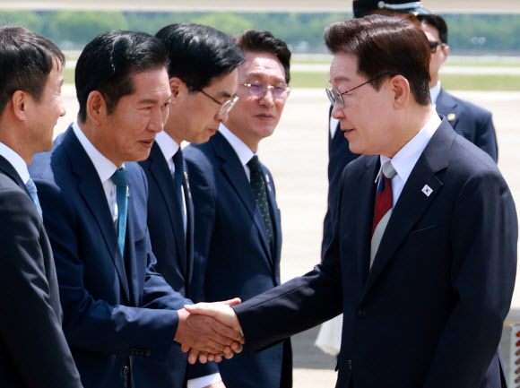G7 정상회의와 유럽 순방을 마치고 귀국한 이재명 대통령이 18일 성남 서울공항에서 환영나온 더불어민주당 정청래 대표와 인사하고 있다. 2026.6.18 연합뉴스