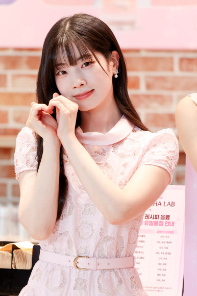 그룹 트와이스의 다현이 18일 서울 종로구 이마빌딩에서 열린 티젠 콤부차 행사에서 포즈를 취하고 있다. 2026.6.18 연합뉴스